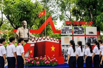 Từ làng Sen đến mùa Thu Độc lập qua 'Hành trình theo chân Bác'