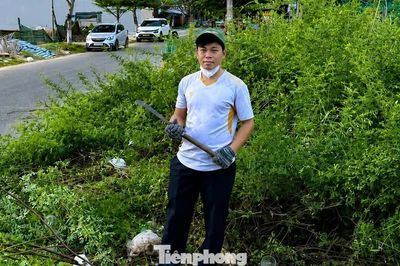 Chàng trai nghiện… dọn rác