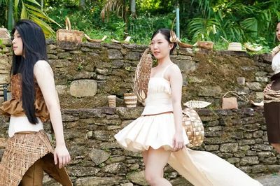 Sinh viên Duy Tân 'nâng tầm' mo cau thành thời trang cao cấp
