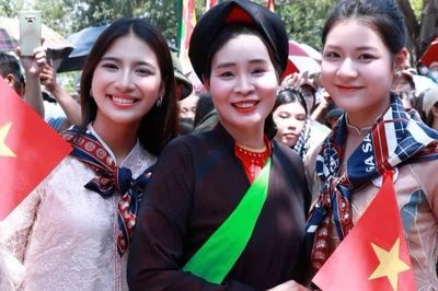 Liền anh, liền chị hòa câu quan họ cùng người đẹp Hoa hậu Việt Nam