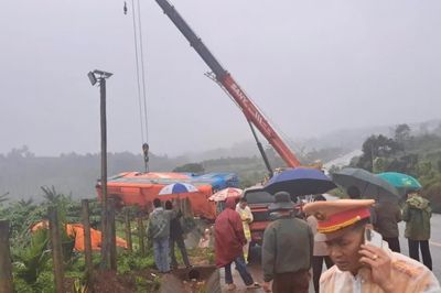 Tiếng khóc xé lòng của thân nhân người chết trong vụ xe khách lật ở Gia Lai