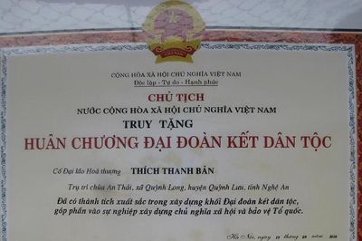 Chuyện nhà sư xứ Nghệ trồng rau dền đỏ để nhuộm cờ Đảng