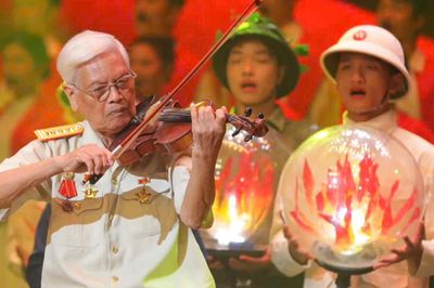 Đại tá Doãn Nho 93 tuổi chơi violin, ca sĩ Cẩm Vân gây xúc động ở 'Sao độc lập'