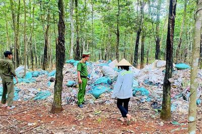 Phát hiện gần 10 tấn chất thải công nghiệp đổ trái phép trong rừng cao su