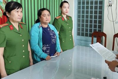 Bắt tạm giam người phụ nữ dùng 'sổ đỏ' giả lừa đảo 2 tỉ đồng