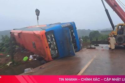 Lật xe khách giường nằm khiến nhiều người thương vong