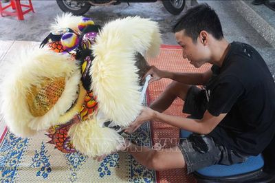 Gìn giữ giá trị văn hóa dân gian từ nghề làm đầu lân mùa Trung thu ở Cố đô