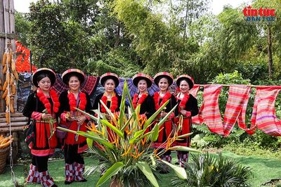Người dân nô nức vui chơi tại Làng Văn hóa dịp nghỉ lễ 2/9