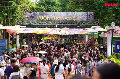 Vườn thú Hà Nội thu hút đông đảo du khách dịp nghỉ lễ 2/9