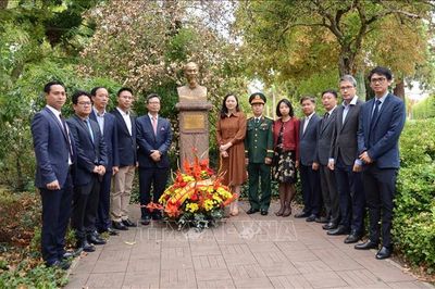 Dâng hoa tưởng niệm Chủ tịch Hồ Chí Minh tại Pháp
