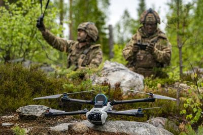 Bị drone quấy nhiễu, 2 thành viên mới nhất của NATO hành động khẩn