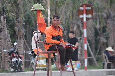 Những người thầm lặng 'canh giữ' nơi biển cả: 'Lá chắn' an toàn cho du khách