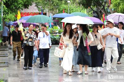 Xúc động dòng người đội mưa về thăm quê Bác dịp Quốc khánh 2/9