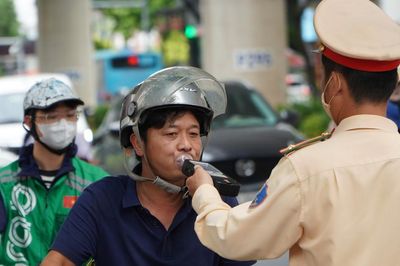 CSGT Hà Nội kiểm tra nồng độ cồn dịp lễ, 'một cốc bia từ sáng' vẫn bị xử lý