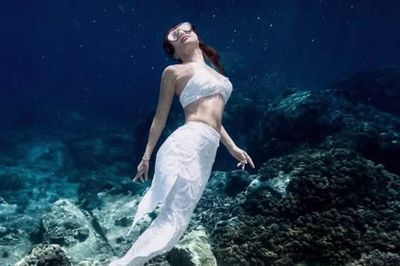 Diệp Lâm Anh gây sốt với tạo hình độc lạ giữa lòng đại dương