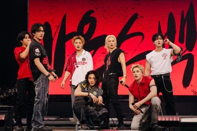 Stray Kids liên tục gặp sự cố trên sân khấu