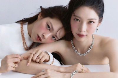 Gong Seung Yeon và Jeongyeon lần đầu chụp ảnh chung sau khi ra mắt