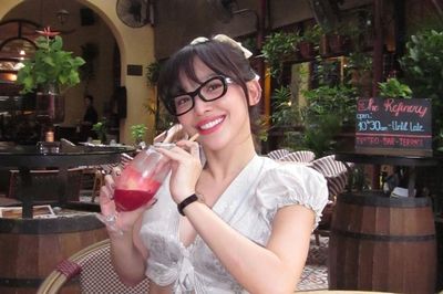 Ca sĩ Tóc Tiên vui vẻ đi chơi lễ với người thương