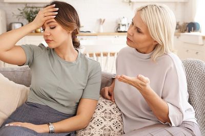 Khi người phụ nữ kiệt quệ trong 'nghĩa vụ làm dâu'