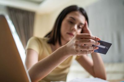Ngày nhận lương 18 triệu đồng thấy vui, cuối tháng nhìn tài khoản chỉ biết thở dài