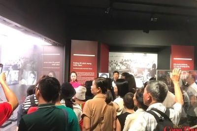 Quốc khánh 2/9: Người dân háo hức đến bảo tàng tìm hiểu lịch sử