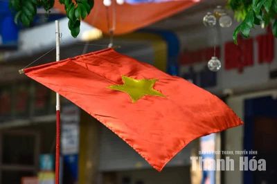 Đỏ thắm màu cờ