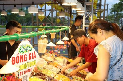 Thưởng thức ẩm thực Việt Nam - Thái Lan giữa không gian lễ hội Huế