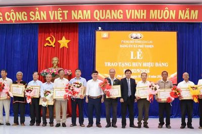 Đảng ủy xã Phú Thiện trao huy hiệu Đảng cho 30 đảng viên đợt 2-9