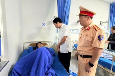 Phó Chủ tịch UBND tỉnh Nguyễn Hữu Quế thăm hỏi các nạn nhân bị thương trong vụ lật xe