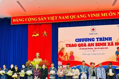 Pleiku trao 100 suất quà cho các hộ có hoàn cảnh khó khăn