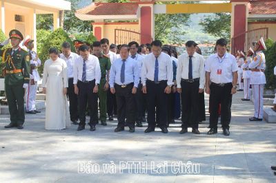 Đoàn đại biểu viếng Nghĩa trang Liệt sĩ Than Uyên, dâng hương tại Bản Lướt