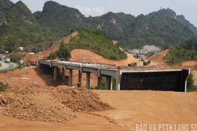Êm thuận đường ra cửa khẩu