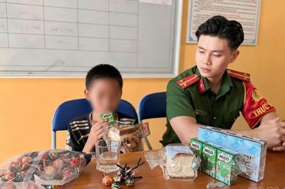 Công an phường Trung Tâm hỗ trợ cháu bé bị lạc trở về với gia đình