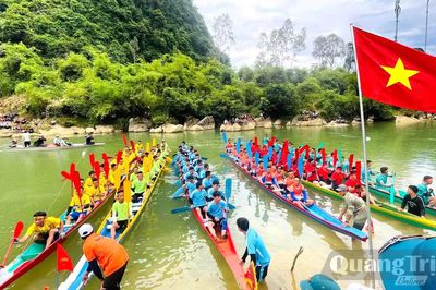 Sôi động lễ hội đua thuyền ở Kim Phú