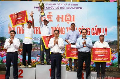 Lễ hội bơi thuyền truyền thống trên sông Cẩm Lý