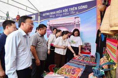 Các đồng chí lãnh đạo tỉnh thăm, động viên các đơn vị tham gia Tuần Văn hóa - Du lịch Mộc Châu năm 2026