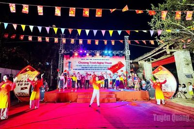 Chương trình nghệ thuật 'Từ mùa Thu độc lập đến Lũng Cú ngày mới'