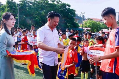 Thiếu nhi 5 tỉnh tranh tài tại sân chơi bóng đá phường Bắc Kạn