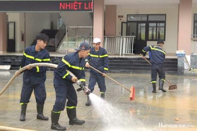 Tuổi trẻ công an chung tay vệ sinh trường nội trú liên cấp vùng biên
