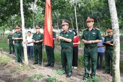 Bộ CHQS tỉnh Tây Ninh khảo sát, xác minh thông tin 2 hố chôn liệt sĩ tại xã Tân Thành