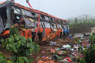 Cận cảnh hiện trường vụ lật xe khách khiến 4 người tử vong tại Gia Lai