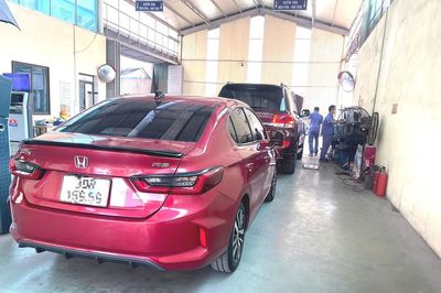 Giữa kỳ nghỉ lễ, những đăng kiểm viên vẫn miệt mài giữ 'hàng rào' an toàn