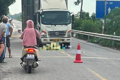 Ninh Bình: Người phụ nữ đi xe đạp điện tử vong sau va chạm với xe tải