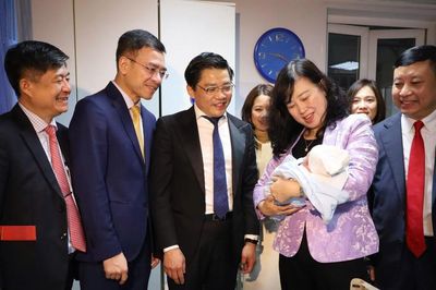 Bộ Y tế khuyến khích sinh đủ hai con trước 35 tuổi
