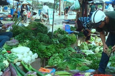 Con gà, quả trứng, bó rau khó lấy hóa đơn: Gỡ 'nút thắt' thuế cho hàng triệu hộ kinh doanh