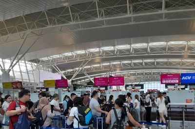 Nội Bài và Tân Sơn Nhất nhộn nhịp ngày đầu kỳ nghỉ lễ, không xảy ra tình trạng quá tải
