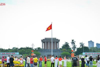 Người dân đổ về Quảng trường Ba Đình check-in, dịch vụ chụp ảnh nhanh chóng 'lên ngôi'