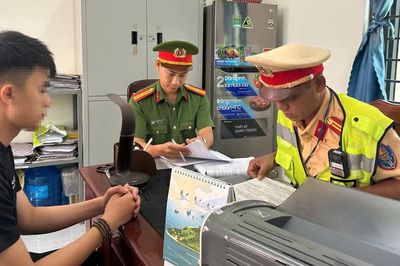 Xử lý vụ nam thiếu niên chạy xe máy 'diễn xiếc' trên đường phố Đắk Lắk