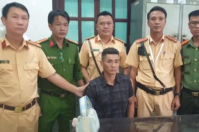CSGT truy bắt kẻ cướp giật chạy trốn bằng xe máy gần 400km