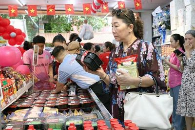 Nghỉ lễ dài ngày, hàng hóa khuyến mãi nhiều